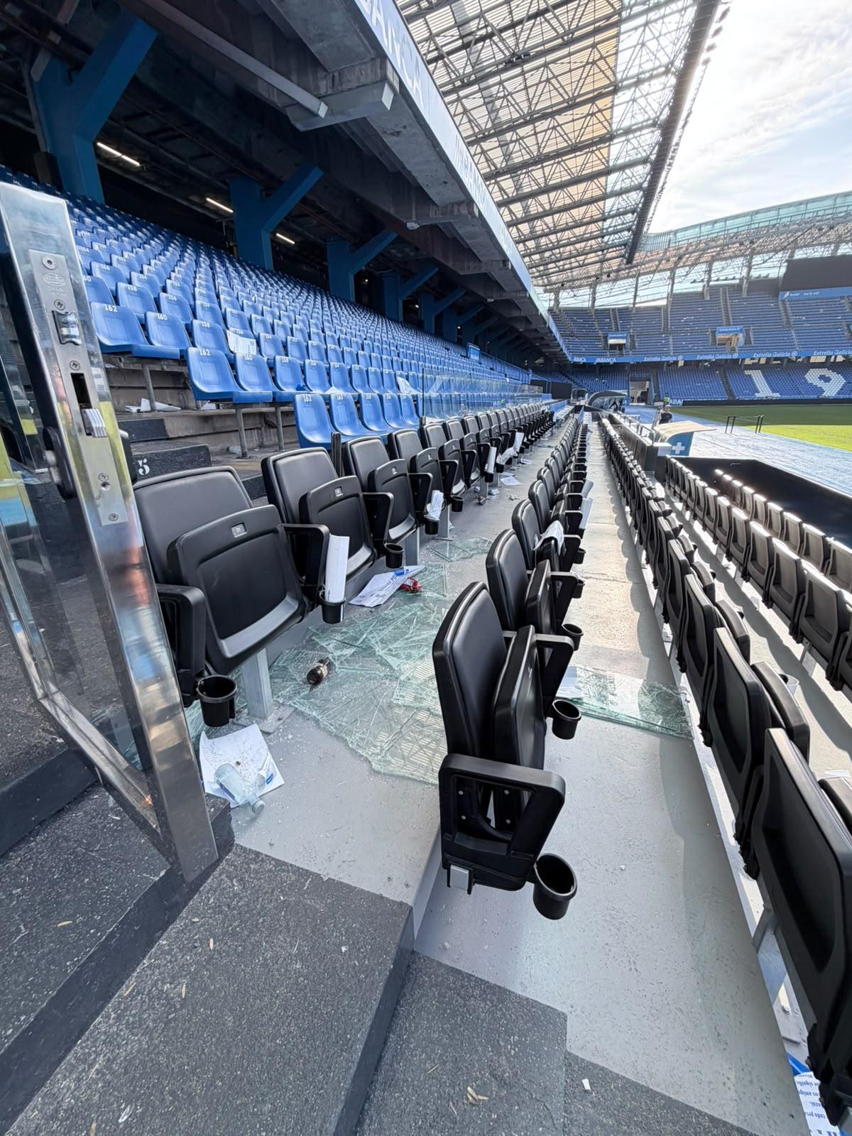 Destrozos en el estadio de Riazor en la fiesta del ascenso: 750 asientos arrancados y césped quemado
