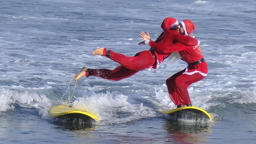 Papás Noel surfean en La Cícer