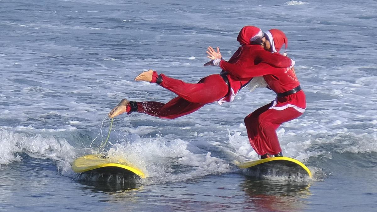 Papás Noel surfean en La Cícer