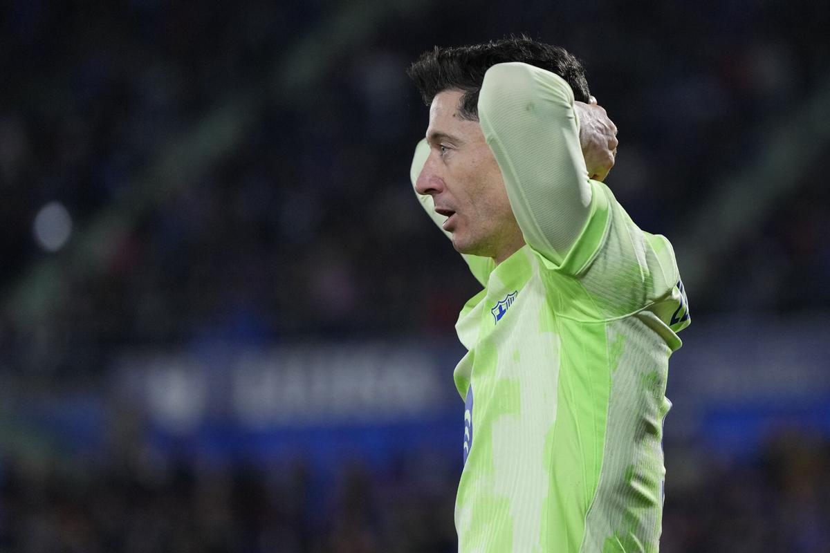 Barcelonas Robert Lewandowski reacts after missing a chance to score against Getafe during a Spanish La Liga soccer match at the Coliseum Alfonso Perez stadium in Getafe, Spain, Saturday, Jan. 18, 2025. (AP Photo/Manu Fernandez). EDITORIAL USE ONLY / ONLY ITALY AND SPAIN