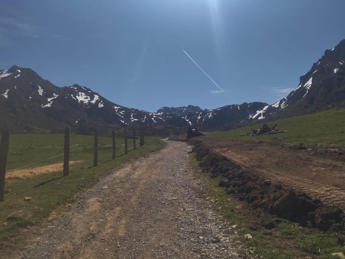 En imágenes: Reposición de cierres en Valle de Lago (Somiedo) tras el rodaje de Los juegos del hambre