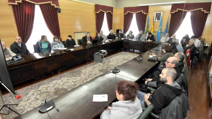 Los alcaldes de pueblo, durante la reunión con los responsables de El Maeral.