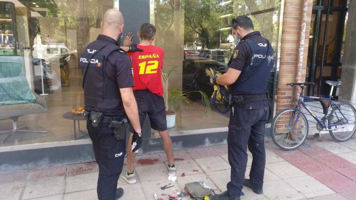 Un policía jubilado evita el robo de cinco bicicletas en Murcia