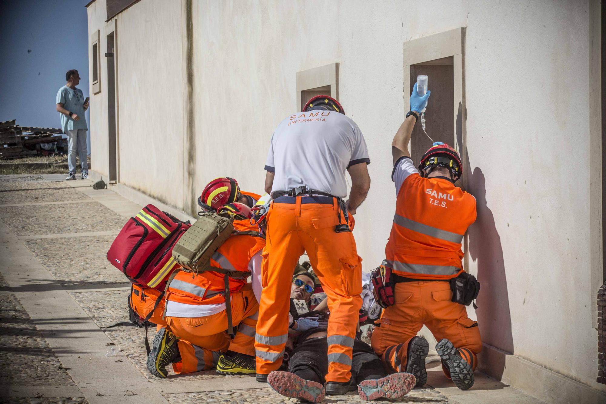 El GAR de la Guardia Civil y el Servicio de Prevención y Extinción de Incendios de los Bomberos de Alicante protagonizan en Tabarca un llamativo simulacro de emergencia