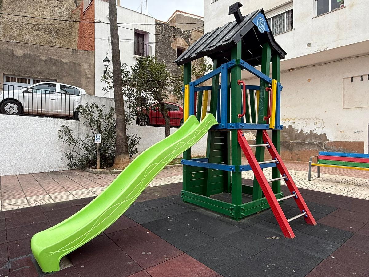 Foto del nou tobogan de la plaça Blasco Ibáñez.