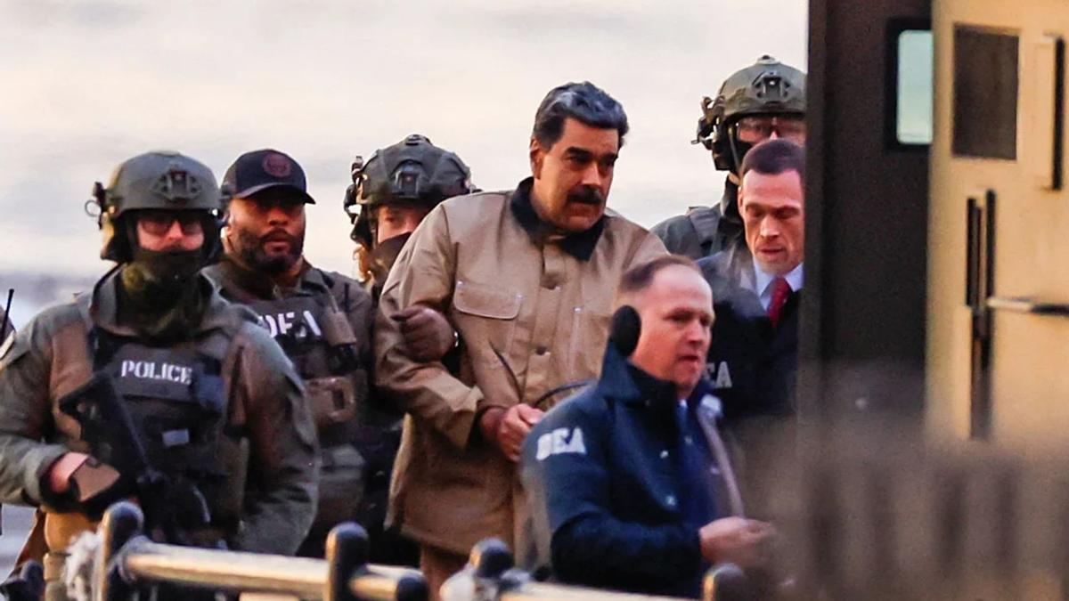 El presidente de Venezuela, Nicolás Maduro, y su esposa, Cilia Flores, escoltados por agentes de la DEA hasta un tribunal de Nueva York