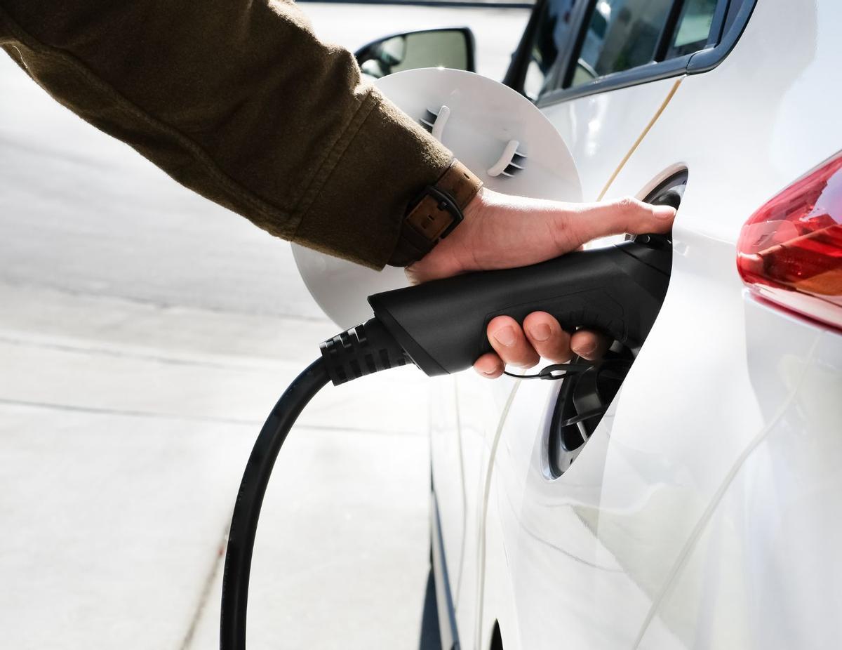 Así es cómo se carga de un coche 100% eléctrico