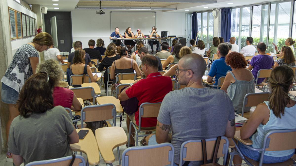 Reunión en claustro para votar por la enseñanza por ámbitos o áreas similares por el mismo profesor.