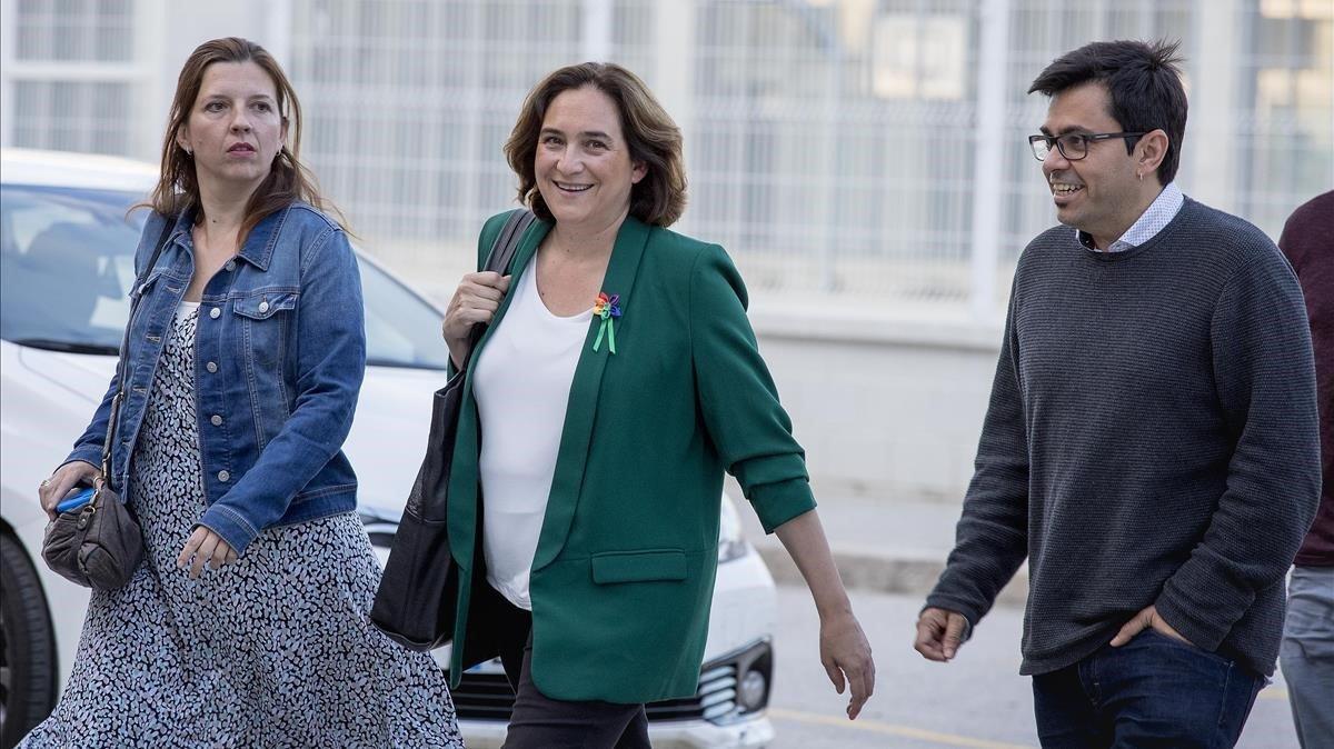 Ada Colau llega acompañada de Gerardo Pisarello y Laia Ortiz, a la Fàbrica Fabra i Coats, para seguir la noche electoral.