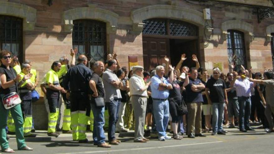 Trabajadores municipales en una concentración en la plaza del Grano.