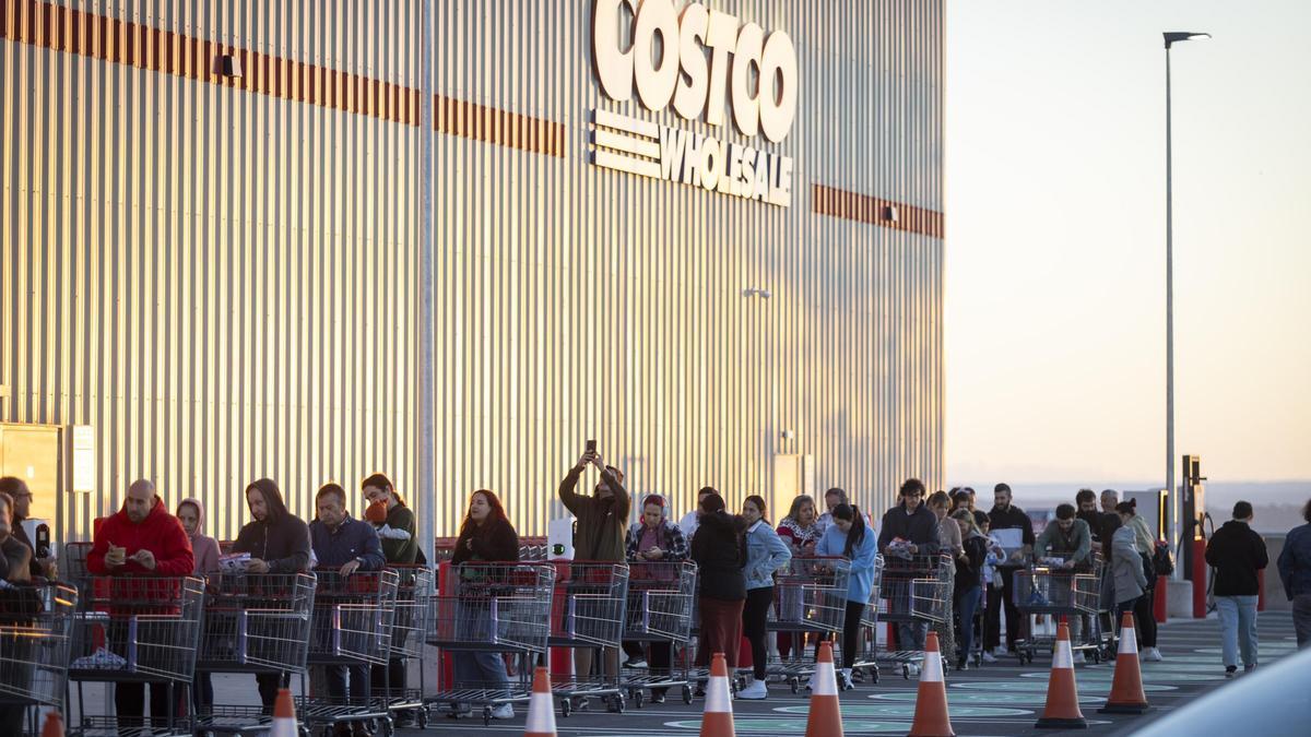 Las filas a las puertas del Costco en Zaragoza el día de su apertura