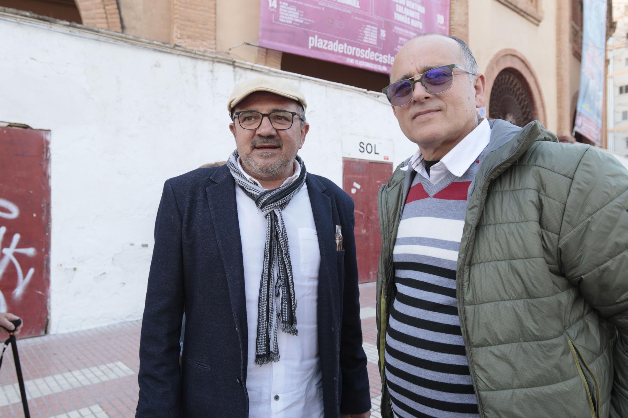 Desfile de los fieles de la tauromaquia para presenciar a El Juli y Manzanares