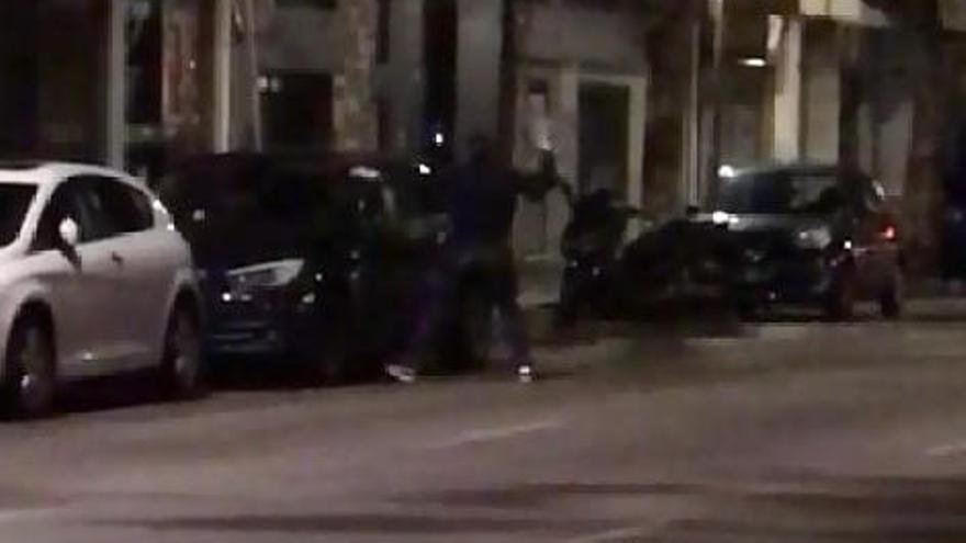 El joven golpea con una piedra la ventanilla de un coche en la calle 31 de Diciembre.