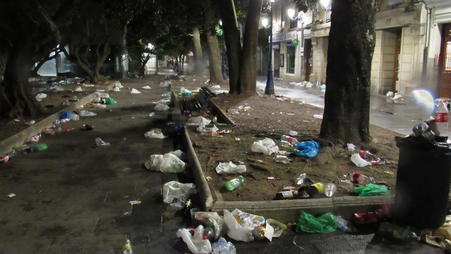 Imagen de archivo tras un botellón.