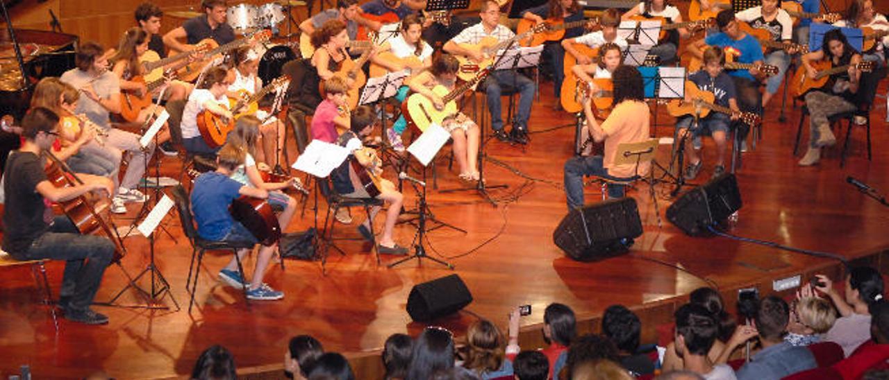 La gestión de la escuela de música está en el aire