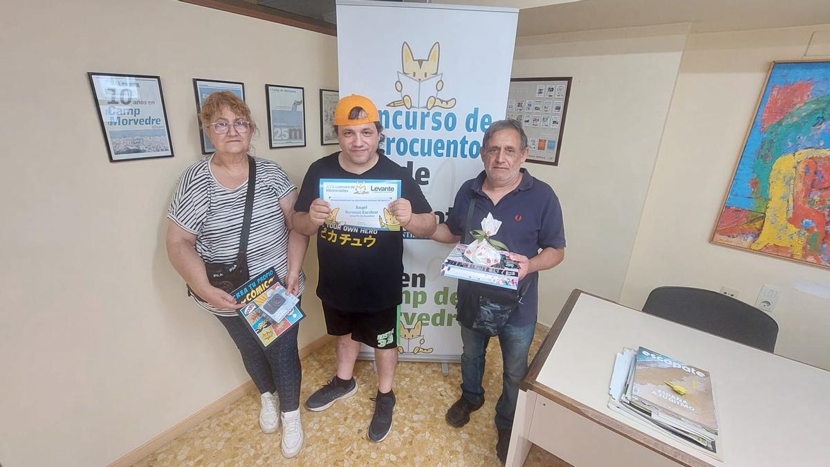 Concurso de Microcuentos: Los premiados recogen sus diplomas y regalos