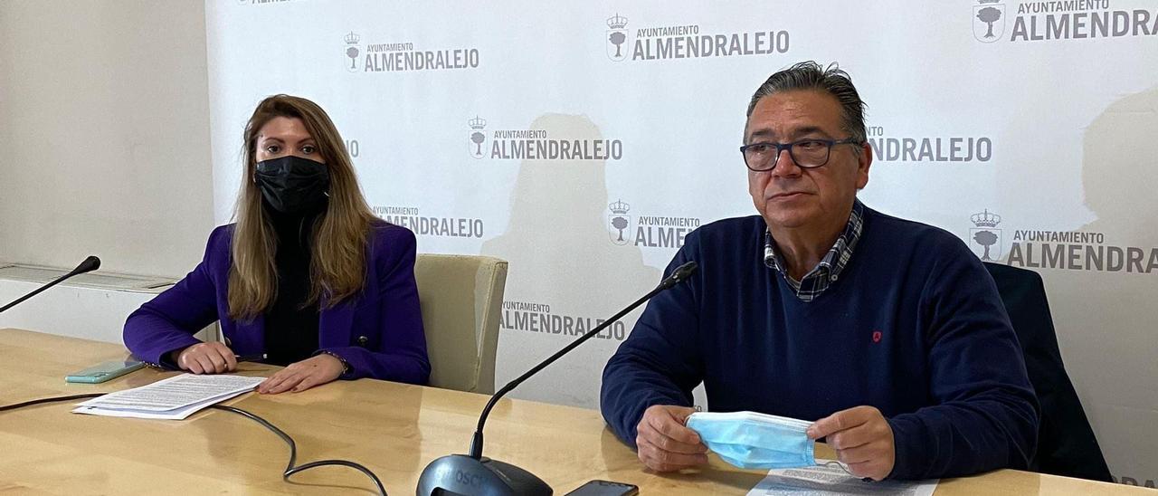 La concejala Isabel Ballesteros y el alcalde José María Ramírez