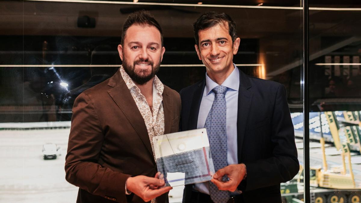 Iván Morales, de Grupo Arzábal, junto a Raffaele Sisto, director ejecutivo de Biosphere Madrid, durante el proceso de certificación Biosphere Sustainable en Arzábal Bernabéu.