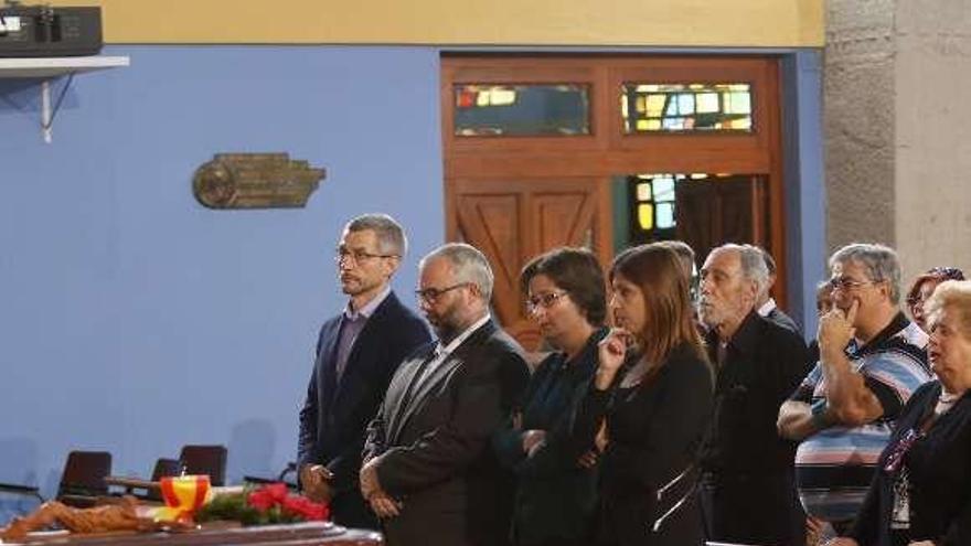 Asistentes al funeral por José María Pérez de Castro, ayer, en la iglesia de Pumarín.