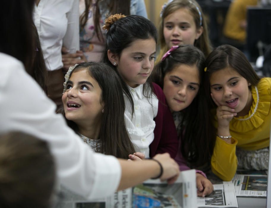 La Bellea del Foc y la Infantil, acompañadas de sus damas, visitaron la redacción del periódico y respondieron a las preguntas de los lectores en un encuentro digital