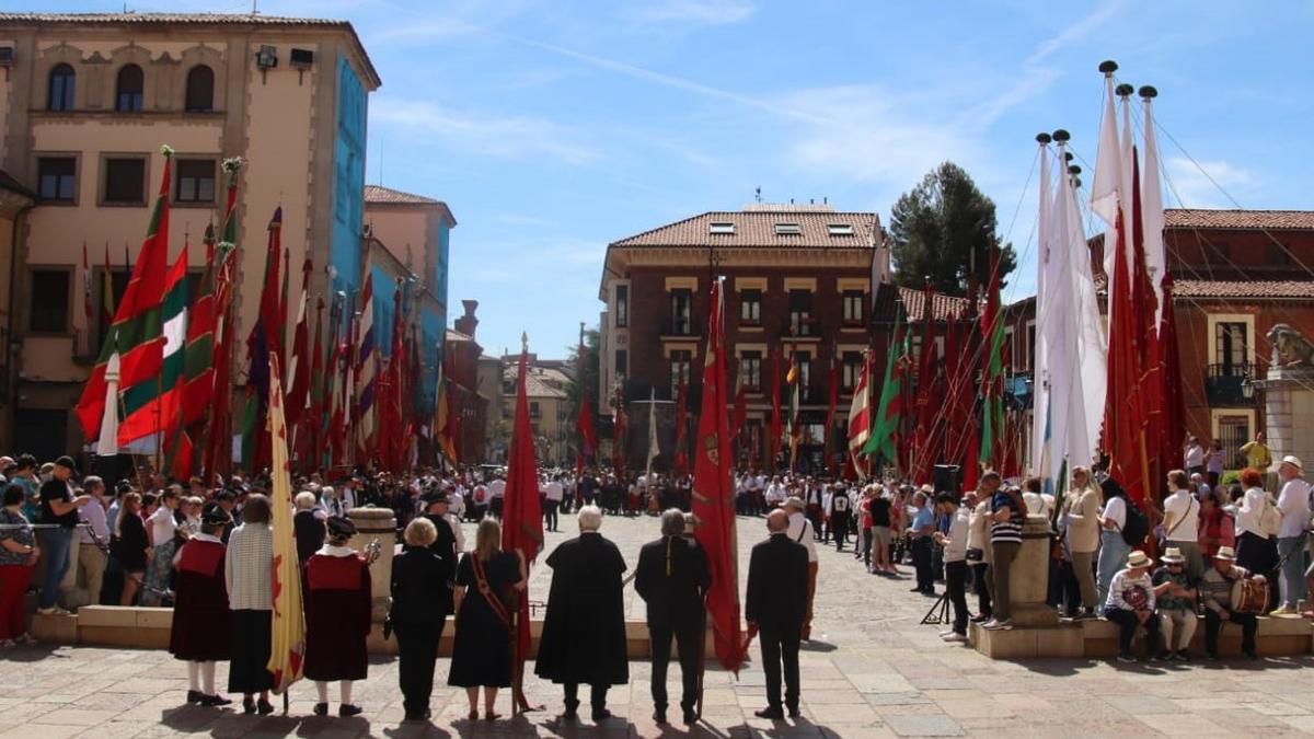 Exhibición de pendones en León, con los &quot;Viriatos&quot; de Fariza y Argañín a la derecha