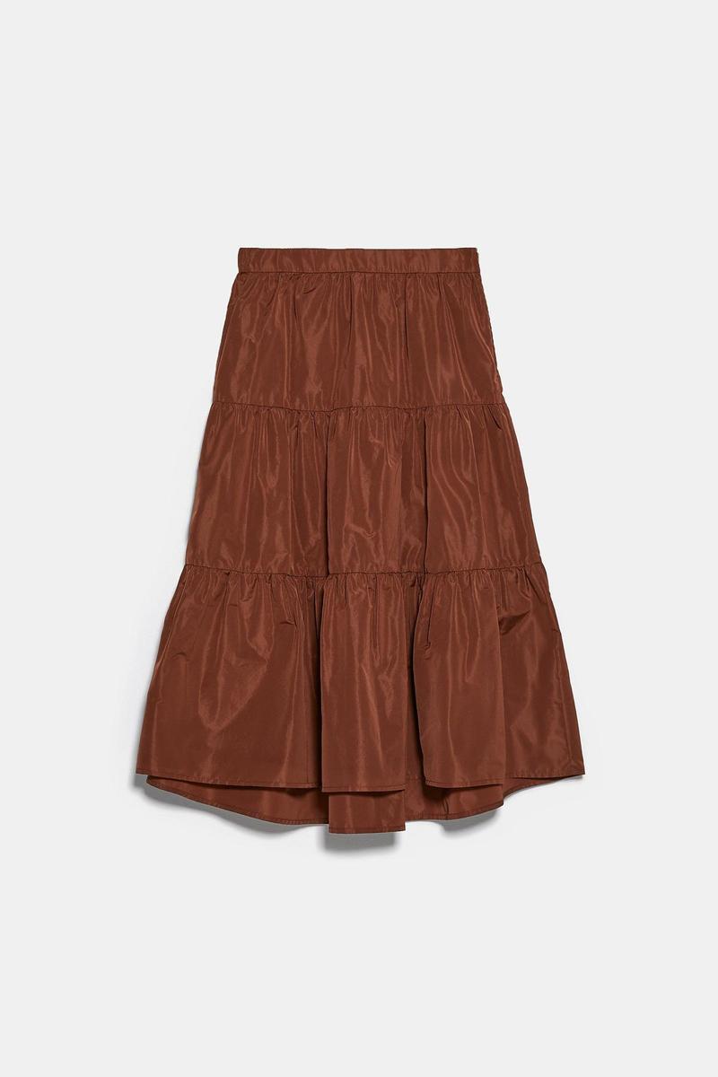 Falda evasé marrón, de Zara (precio: 15,99 euros)