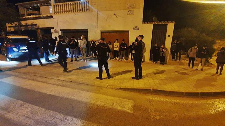 Agentes de la Policía Nacional, anoche, identificando a los jóvenes reunidos en la Serra Grossa. |