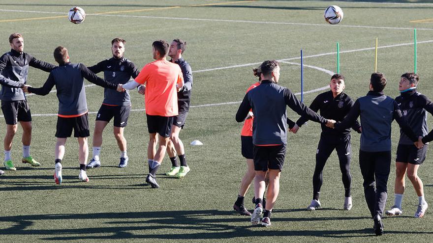 La plantilla de la Peña Deportiva realiza un ejercicio de control de balón en la sesión preparatoria de ayer para recibir al Real Valladolid.