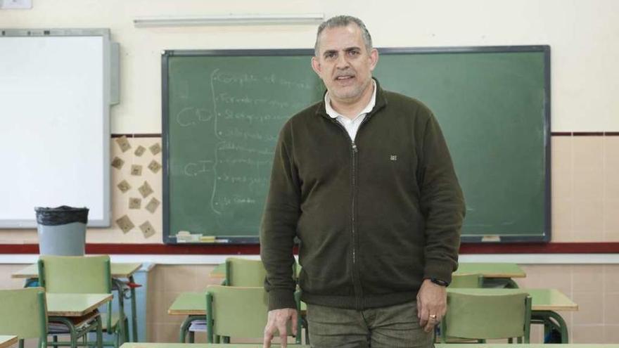 Emilio Veiga, presidente de la asociación de directores, en una clase del colegio San Francisco Javier.