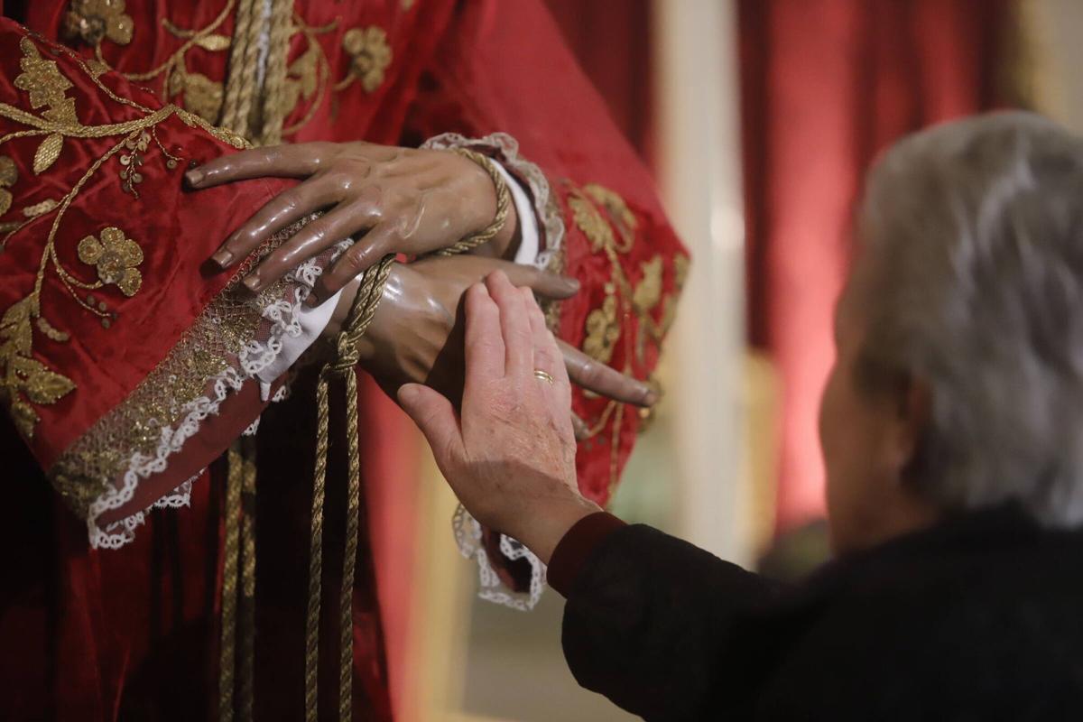 Devoción, besapiés y besamanos en el primer viernes de marzo en Córdoba, que ya huele a Semana Santa
