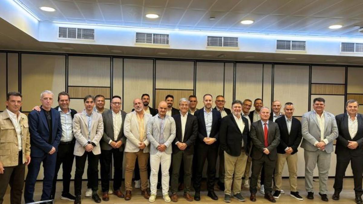 Los asistentes a la reunión de la Comisión de Coordinación Interterritorial del Comité Técnico de Árbitros, con Marco Santurio y Francisco Soto noveno y decimotercero por la izquierda, respectivamente
