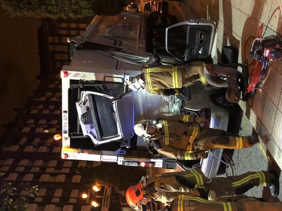 Un coche se empotra contra el camión de la basura en Oviedo