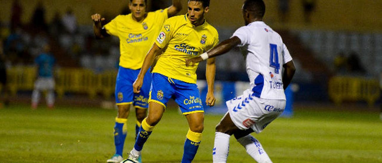 Fabio González maneja el balón ante un defensor del Tenerife.