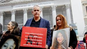 Los padres de Kira López, una niña que se suicidó a los 15 años a causa del acoso escolar, entregando más de 230.000 firmas en el Congreso de los Diputados con motivo del Día Internacional contra Violencia, Acoso Escolar y Ciberacoso.