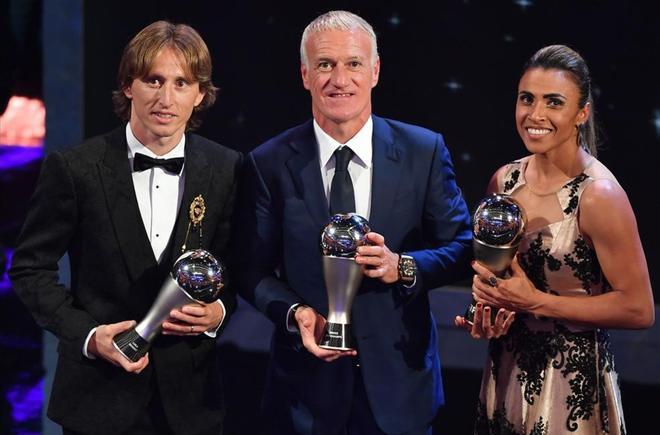 El jugador croata Luka Modric, la jugadora brasileña Marta y el seleccionador francés Didier Deschamps posan con sus galardones durante la entrega de premios FIFA the Best 2018 en Londres