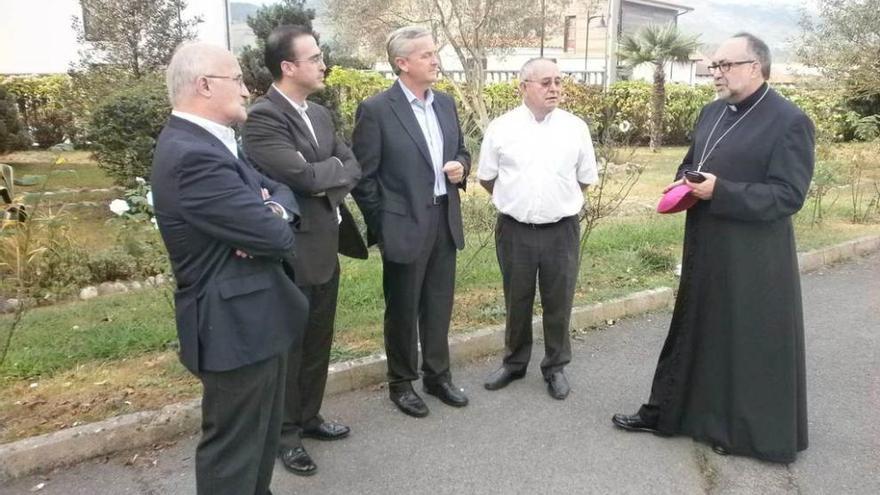 Por la izquierda, Fernández, Bordás, Collera, Galán y Sanz, ayer, en el jardín de la residencia Ulpiano Cuervo.