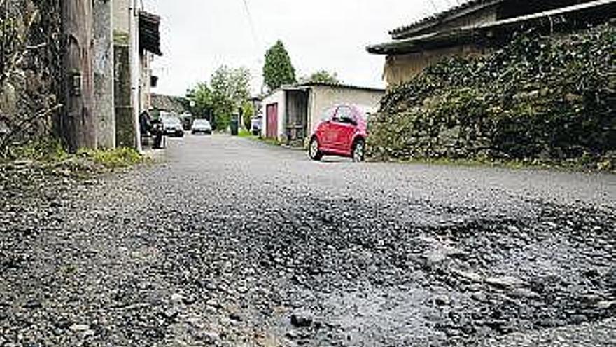 Baches en el camino de La Casería, en Piedras Blancas.