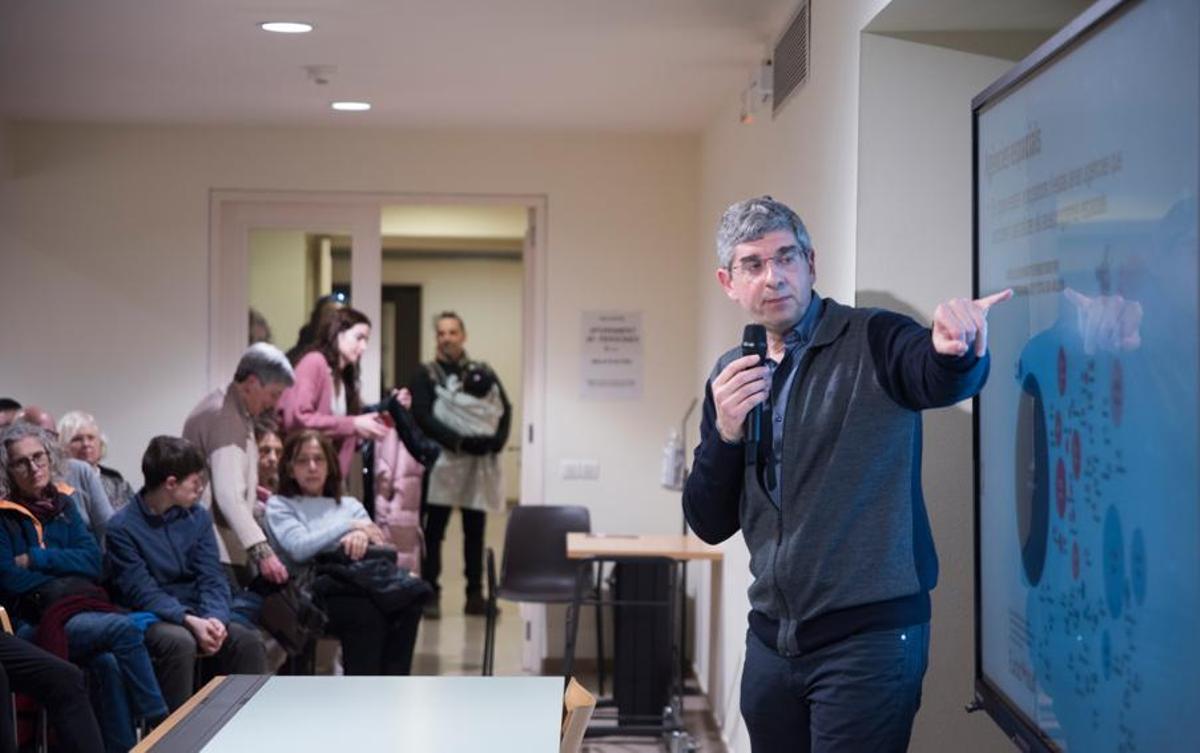Ignasi Ribas en una xerrada al Casino de Manresa