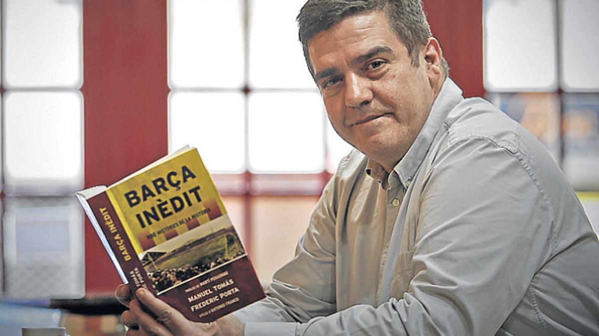 Frederic Porta, en una imagen con su libro