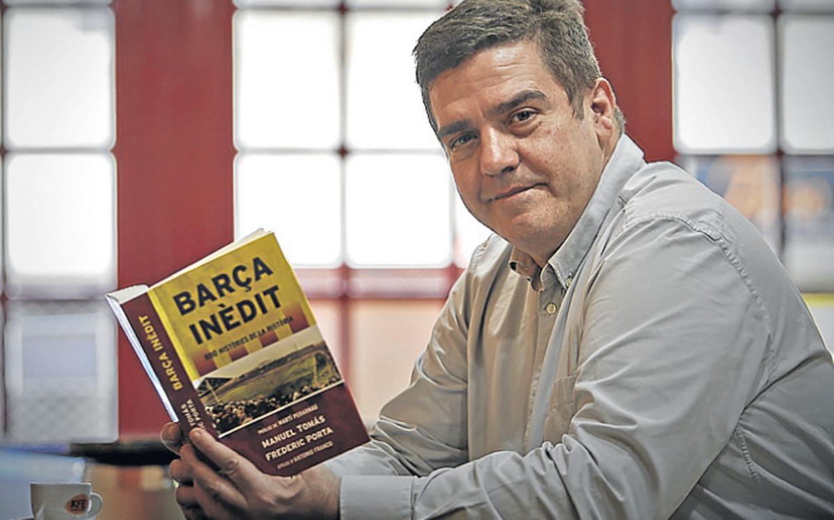 Frederic Porta, en una imagen con su libro