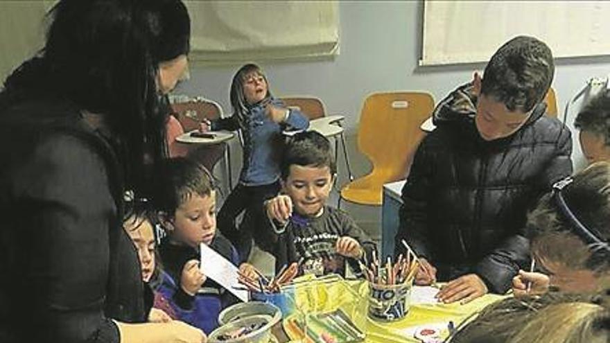 Los niños se rodean de cuentos para crecer más felices