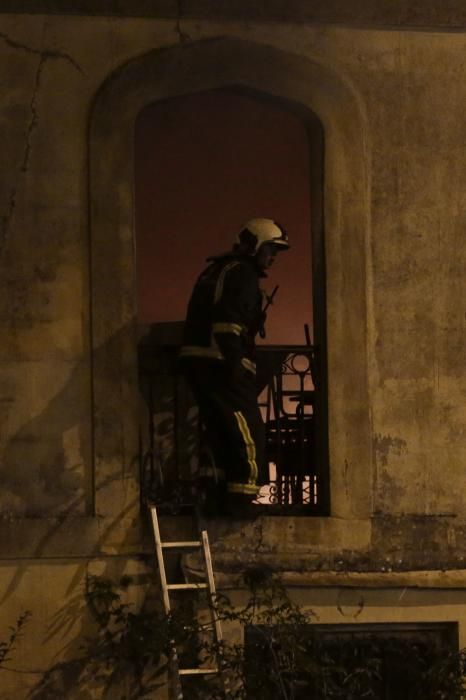 Un fuego destruye el chalé de los García Pola, uno de los tesoros indianos de Avilés.