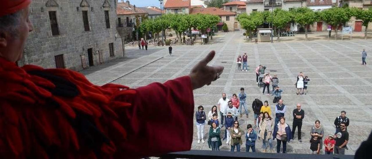 Una de las visitas teatralizadas a Pazo de Fefiñáns. // Noé Parga