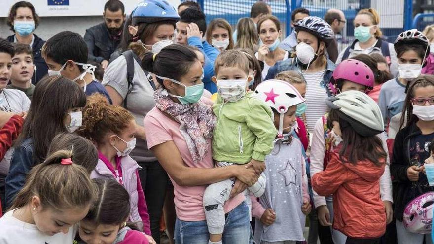 Alumnos y padres, con mascarillas, en la protesta a las puertas del centro. // Cristina Graña