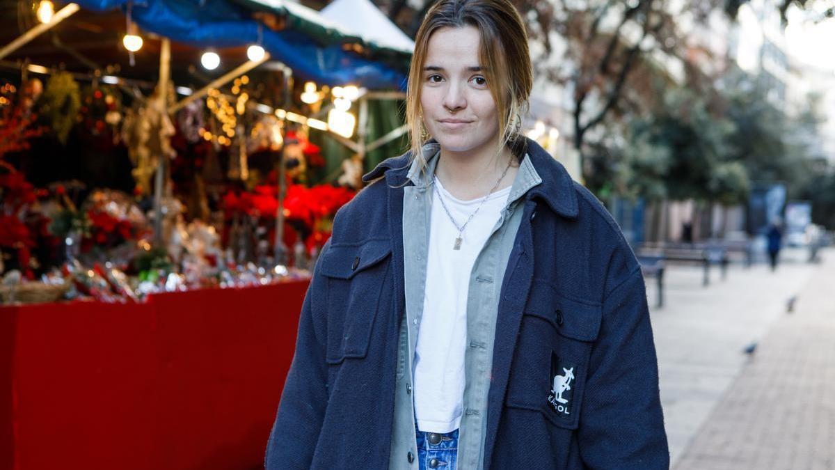 Anna Comellas frente a la fira de Santa Llúcia, en Terrassa.