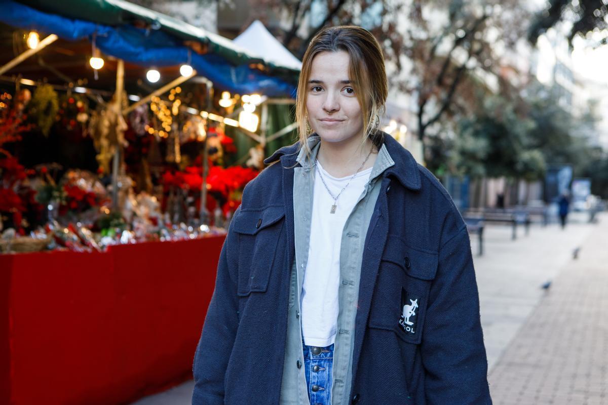 Anna Comellas frente a la fira de Santa Llúcia, en Terrassa.