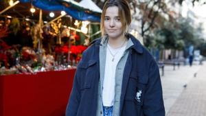 Anna Comellas frente a la fira de Santa Llúcia, en Terrassa.