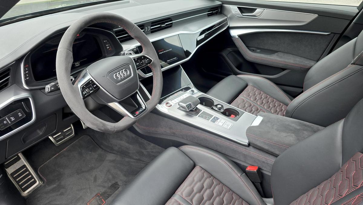Como todo buen Audi, utiliza materiales nobles, que combina con guiños al mundo de las carreras