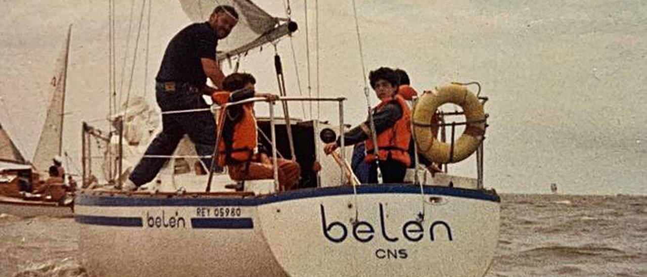 Los Alonso Tellechea con su padre, Clemente, en el primer velero &quot;Belén&quot;. | |  FOTOS CEDIDAS POR LA FAMILIA ALONSO TELLECHEA