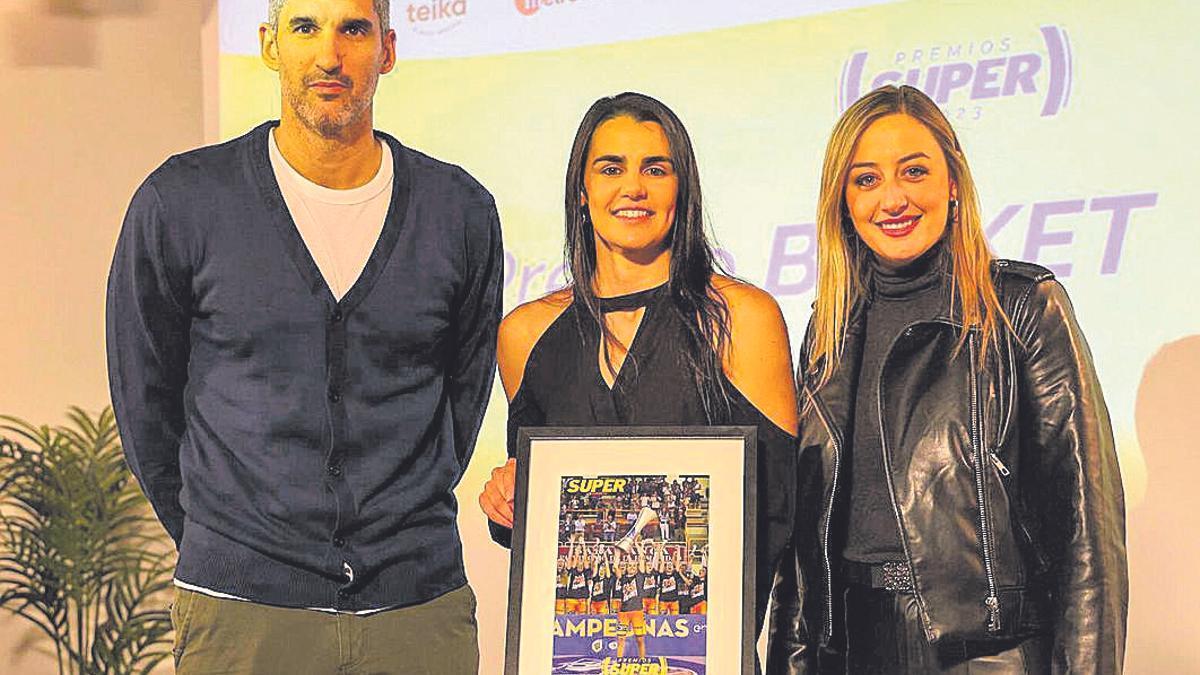 Rubén Burgos y Leticia Romero recogieron el galardón de manos de Rocío Gil